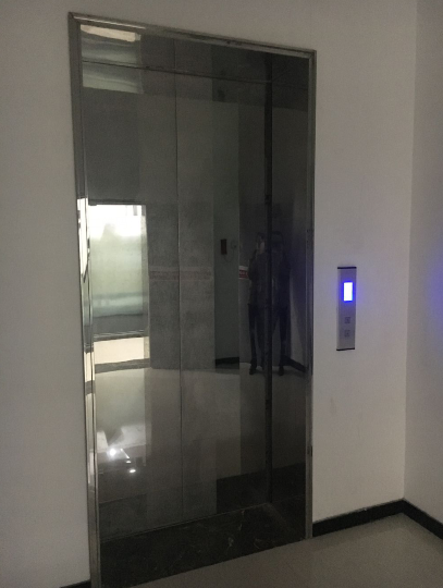 火災(zāi)發(fā)生時，電梯的電源切斷及報警聯(lián)